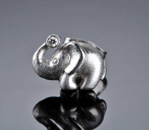 Ole Lynggaard. En elefantørestik med brillant 1