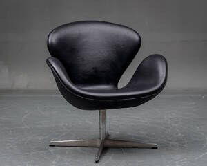 Arne Jacobsen, lænestol model 3320 Svanen i sort læder