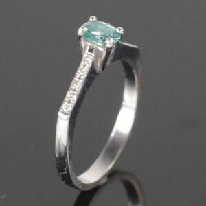 Ring i 14 kt. hvidguld med grøn diamant, 