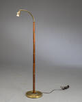 Standerlampe med fod af messing, stamme af mahogni og messingskiver.