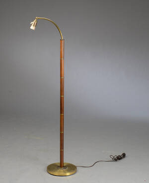 Standerlampe med fod af messing, stamme af mahogni og messingskiver.