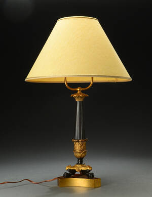 Bordlampe i empirestil af forgyldt og patineret bronze, 1900-tallet 