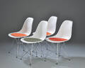 Charles Eames. Sæt på fire spisestole med skal af hvid plast, model DSR 4