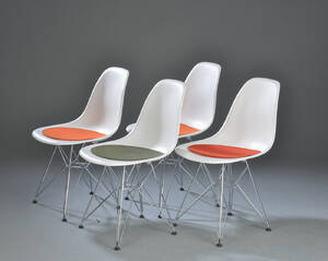 Charles Eames. Sæt på fire spisestole med skal af hvid plast, model DSR 4