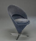 Verner Panton, Kræmmerhus stol Cone Chair betrukket med gråt møbelstof