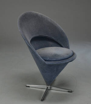 Verner Panton, Kræmmerhus stol Cone Chair betrukket med gråt møbelstof
