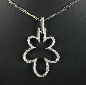 Vedhæng af 14 kt. hvidguld med diamanter