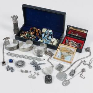 SMYCKEN I TENN och bijouterier