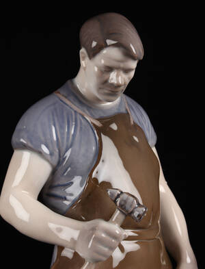 Kgl. Porcelæn. Smed, figur af porcelæn 