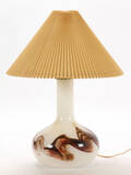 Holmegaard. Bordlampe af hvidt og polykromt glas  Denne vare er sat til omsalg under nyt varenummer 4095176