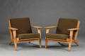 Hans J. Wegner. Par lavryggede lænestole af egetræ, model GE 290 2