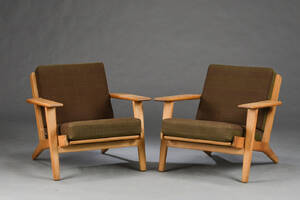 Hans J. Wegner. Par lavryggede lænestole af egetræ, model GE 290 2