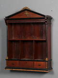 Væghæng skab i mahogni. Sidst 1800-tallet.