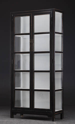 VitrinSkåp i svart antikbehandlat trä