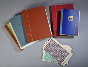 Samling danske og udenlandske frimærker i 7 bøger m.m.