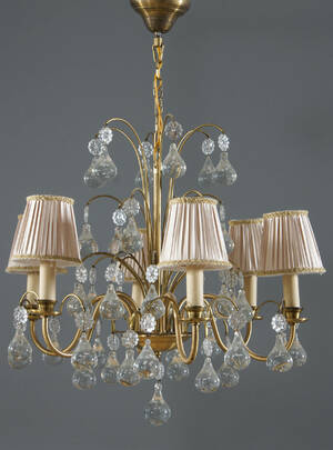 Ljuskrona med droppformade prismor 1900-tal.