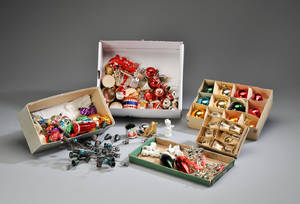 En samling ældre julepynt ca. 80