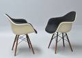 Charles Eames. Par armstole, model DAW 2