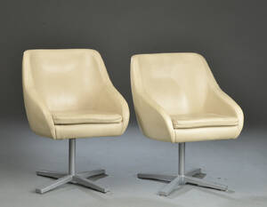 Et par lænestole med stel af grå lakeret metal, overpolstret med lyst skind. 2.