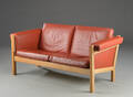 Hans J. Wegner. To-personers sofa af egetræ og læder, model GE-402