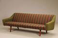 Dansk møbelproducent. tre pers. sofa med ben af teak 1960erne.