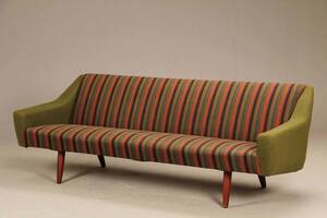 Dansk møbelproducent. tre pers. sofa med ben af teak 1960erne.