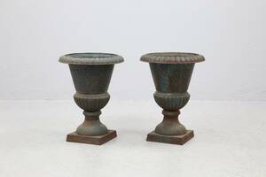 TRÄDGÅRDSURNOR, ett par, gjutjärn, 1900-tal