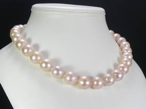 Südsee-Perlenkette mit goldener Kugelschließe, Report beiliegend
