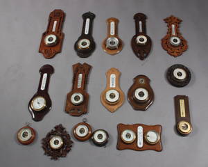 Samling vægbarometre. 16