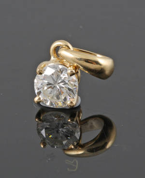 Pendant in 18k gold set with brilliant cut diamond 0.37ct