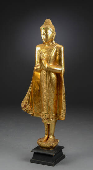 Stående Buddha af forgyldt træ. Thailand, 1900-tallet