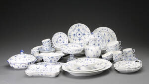 Royal Copenhagen. Musselmalet Service af porcelæn. Riflet og Halvblonde 75