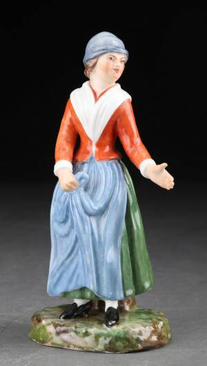 Royal Copenhagen. Figur af porcelæn i form af kvinde