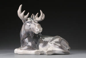 Royal Copenhagen. Figur af porcelæn liggende elg nr. 2813  Denne vare er sat til omsalg under nyt varenummer 4293403
