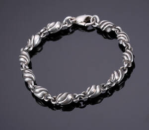 Georg Jensen. Armlænke af sterlingsølv, dessin nr. 383