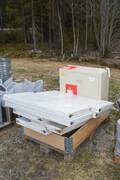 Fyndpall med bl.a hyllplan
