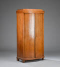 Skab med buet front, 1900-tallet Denne vare er sat til omsalg under nyt varenummer 4283088