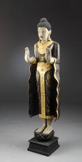 Buddha af delvist forgyldt og bemalet træ. Thailand, 1900-tallet