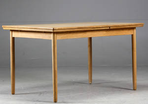 Dansk møbelproducent. Spisebord i egetræ med udtræk