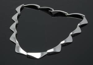 Randers Sølv, halskæde med trekantede led, poleret sterling sølv