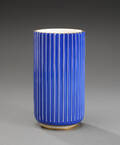 Lyngby porcelæn  Vase af porcelæn med kanneleret korpus, dekoreret med guld og koboltblå glasur. 