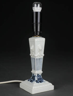 Royal Copenhagen, bordlampe af porcelæn Blå Buket.