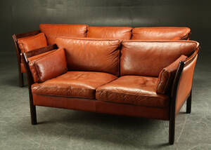 Stouby. Tre-pers. samt to-pers. sofa, læder og bejdset træ 2