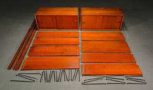 Væghængt reolsystem af fineret teak, 1960erne 13 dele