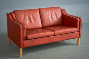 Sofa med rødt læder to pers. Denne vare er sat til omsalg under nyt varenummer 4082646