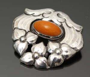 Skønvirke broche, sølv og rav