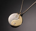 Halssmykke i 18 kt guld, yinyang