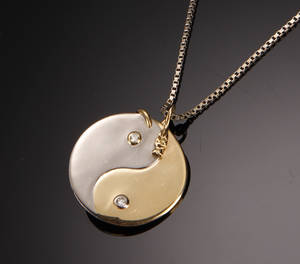 Halssmykke i 18 kt guld, yinyang