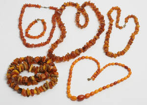 Samling smykker med rav, halskæde med olivenformede perler mm Denne vare er sat til omsalg under nyt varenummer 4276484