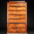 Chiffoniere af nøddetræ. 1800-tallet
